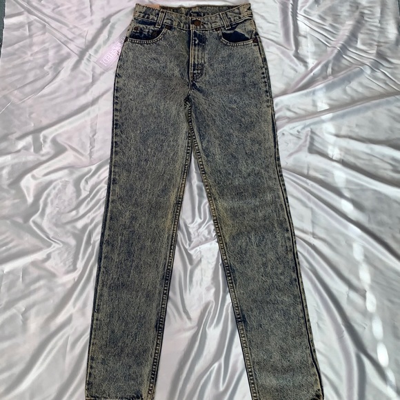 ๐ Vintage Whitewashed Levi Jeans ๐ - Picture 3 of 5